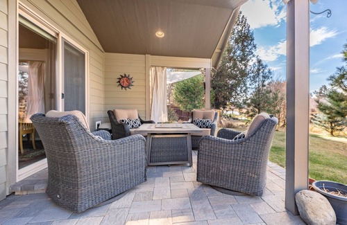Tumalo House | Riverfront on half acre lot-2 car garage-walk to tap house and restaurants