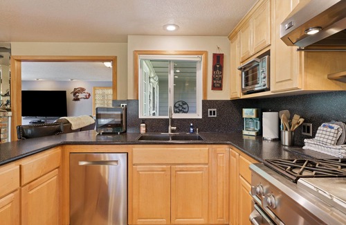 Tumalo House | Riverfront Paradis in Tumalo – Otter Run - Hot Tub, Sauna, Deck, Pet Friendly!