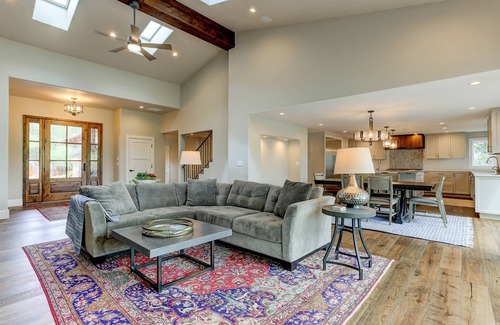 Bend House | Riverfront Paradise includes SUP, Kayaks, floating equipment, 3 Masters, Hot Tub, Near Downtown