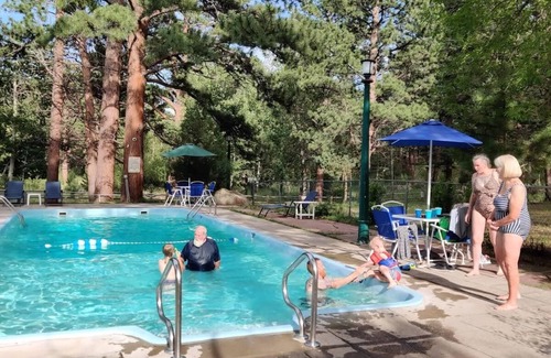 Estes Park Hotel | Riverfront Pool Motel, Views R206