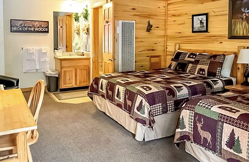 Estes Park Hotel | Riverfront Pool Motel, Views 1Q-1F