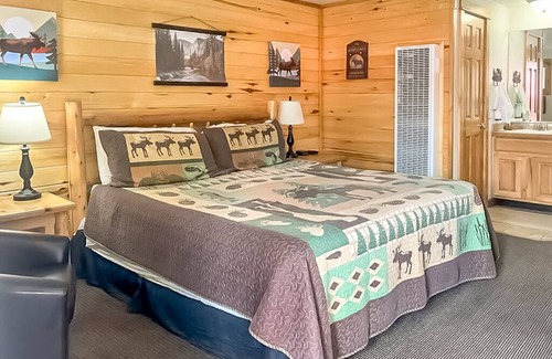 Estes Park Hotel | Riverfront Pool Motel, Views HKLL