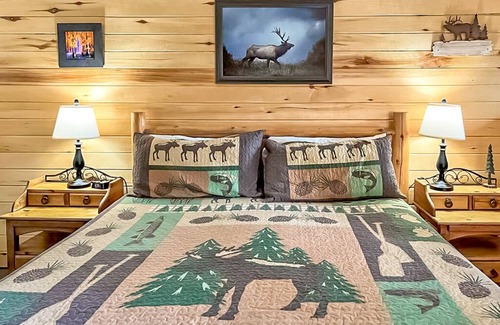Estes Park Hotel | Riverfront Pool Motel, Views HKLL