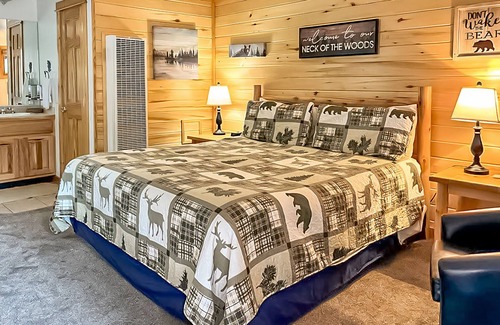 Estes Park Hotel | Riverfront Pool Motel, Views HKLL