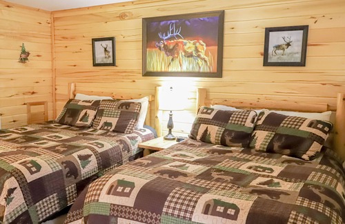 Estes Park Hotel | Riverfront Pool Motel, Views 1Q1FLL