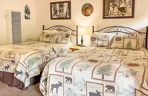 Estes Park Hotel | Riverfront Pool Motel, Views 1Q1FLL