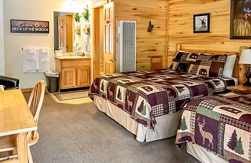 Estes Park Hotel | Riverfront Pool Motel, Views 1Q1FLL