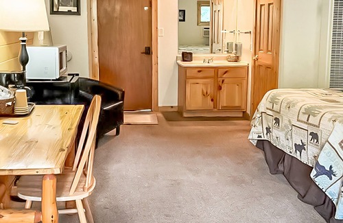 Estes Park Hotel | Riverfront Pool Motel, Views 1Q1FLL