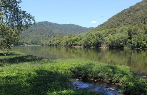 Bellepoint House | Riverfront Property in NRG National Park near Sandstone Falls- Wi-Fi, Pet-Friendly