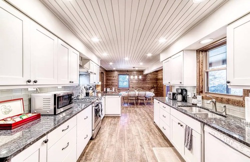 Rileyville Cabin | Riverfront property - kayaks, hot tub, fire pit!