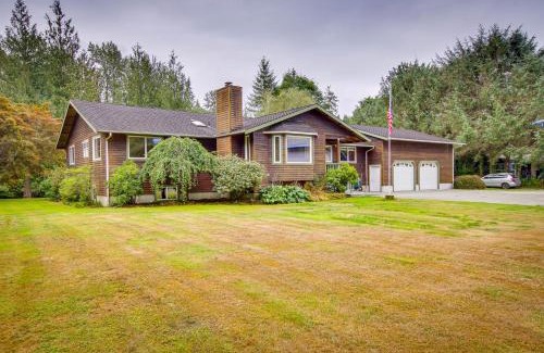 Startup House | Riverfront Rental with Deck 4 Mi to Wallace Falls!