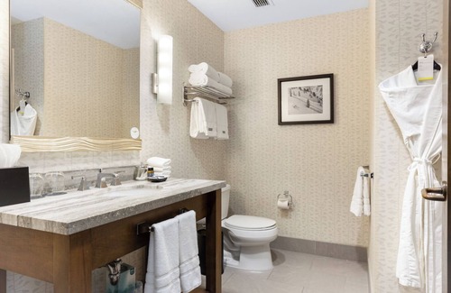 Avon Hotel | Riverfront Resort & Spa w Gondola | WR421B