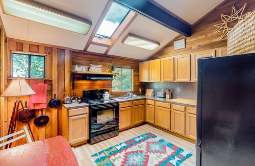 Elk Meadows Cabin | Riverfront Retreat | Cabin in Cle Elum with grill, W/D, & wood stove