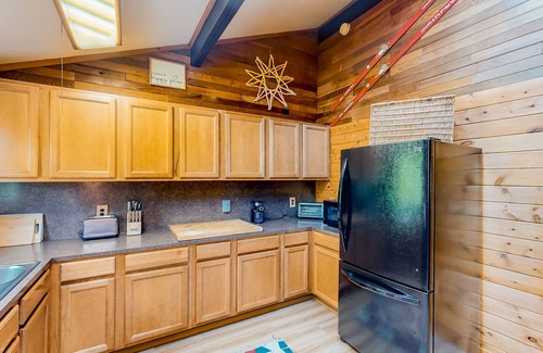 Elk Meadows Cabin | Riverfront Retreat | Cabin in Cle Elum with grill, W/D, & wood stove