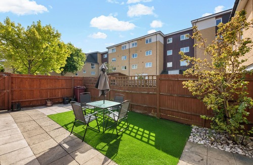 Reading House | Riverfront Retreat in Reading with parking