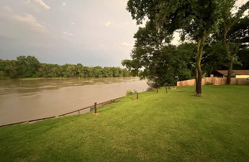 Riesel House | Riverfront Retreat with TiKi BaR! Close to Baylor and Magnolia