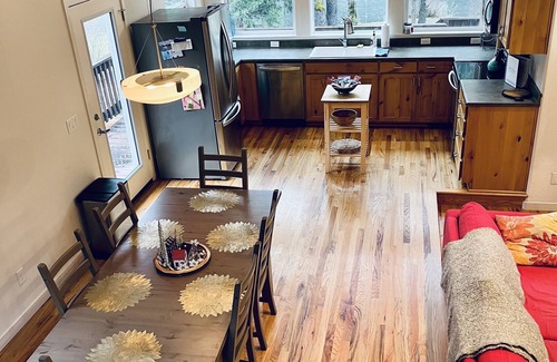 Trail House | Riverfront Stunning Open Concept 3bdrm near outdoor activities