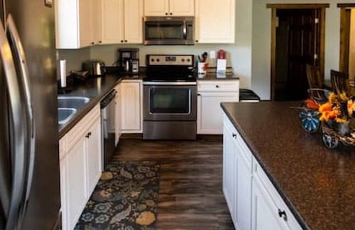 Ohiopyle House | Riverfront Trailside Hotel Minutes to Fallingwater 3Bdrm/2 Bath Suite