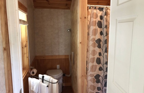 Elkton Cottage | Rivergreen Cottage-"Off The Grid"-WALK TO RIVER! Solar Powered!