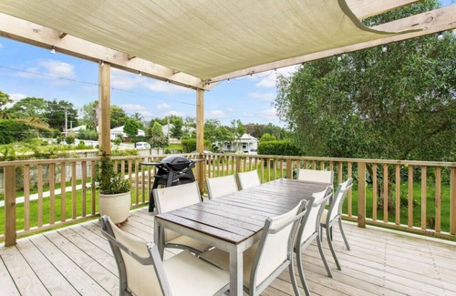 Riverhead House | Riverhead Villa with BBQ and deck