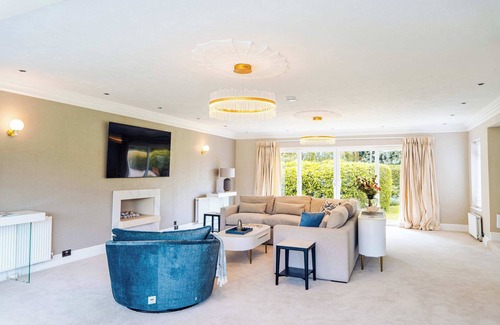 Fifield House | Riverside 5-Bedroom Home in Windsor