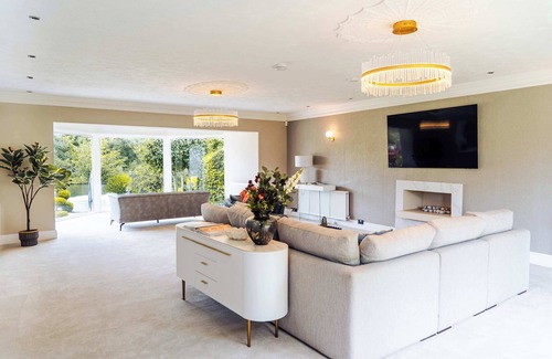 Fifield House | Riverside 5-Bedroom Home in Windsor