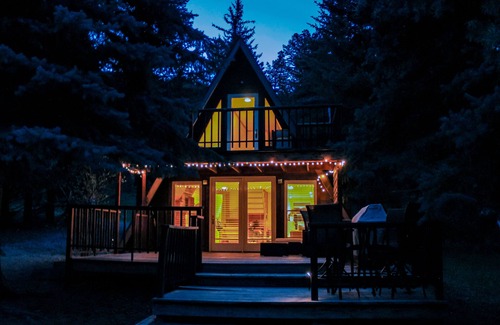 Lyons House | Riverside A-Frame Close to RMNP, 2 BDR King, 1 BTH, Autumn is the BEST season!