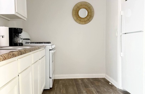 Evansville Apartment | Riverside A2 - QUEEN 2BD/1BA Apt near River