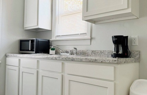 Evansville Apartment | Riverside A6- EVV 1BR-1BA Apt