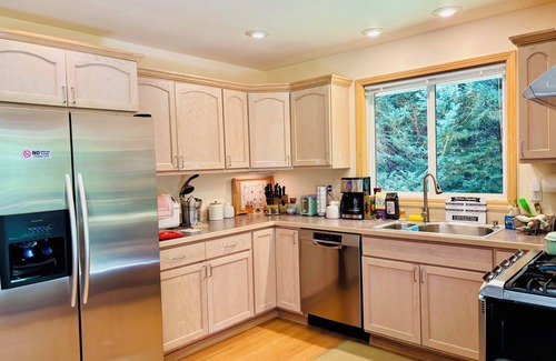 Riverbend House | Riverside Bliss: Cozy Beds, Fireplace & Gbit WiFi