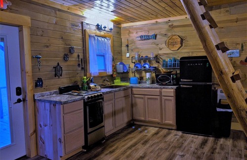 Pittsburg Cabin | Riverside Blue~Charming clean cabin on Rockcastle River! Pretty + forest themed!