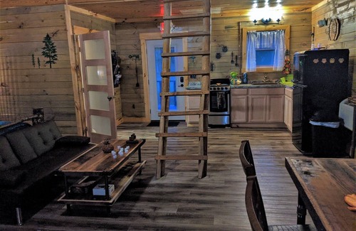 Pittsburg Cabin | Riverside Blue~Charming clean cabin on Rockcastle River! Pretty + forest themed!
