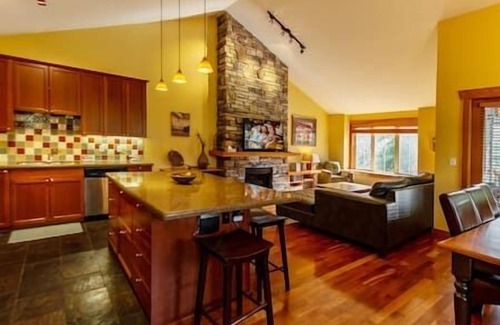 East Kootenay Ski Chalet | Riverside Chalet/Fireplace/Walk to Elk River