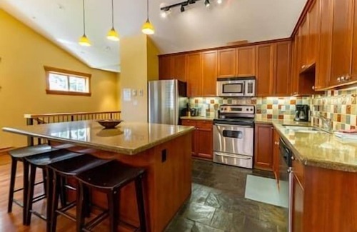 East Kootenay Ski Chalet | Riverside Chalet/Fireplace/Walk to Elk River