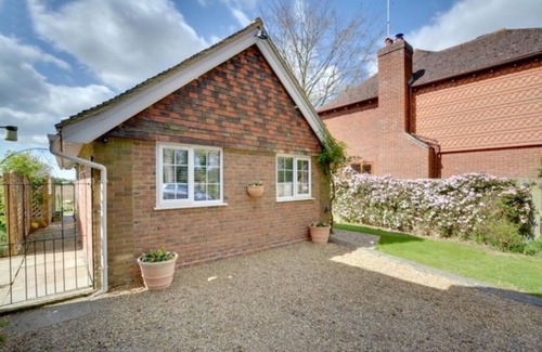 Mersham Cottage | Riverside Cottage is a quiet haven for two. Right on the East Stour river.