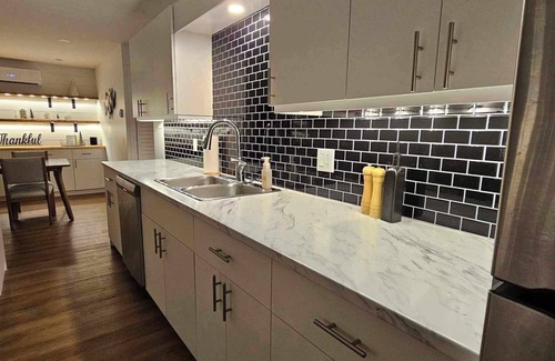 Springfield Apartment | Riverside Home Away From Home