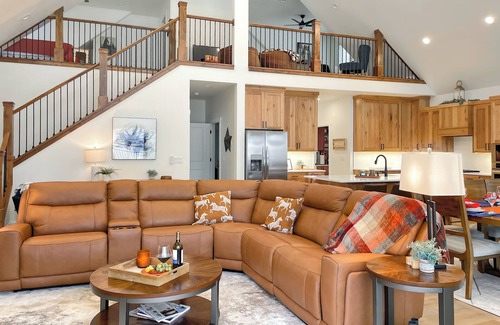 Lava Hot Springs Cabin | Riverside Luxury: Modern Mountain Retreat with Hot Tub and 3 King Suites!