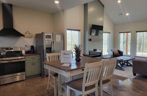 Norman Cabin | Riverside Retreat- Cozy Secluded 2 Bedroom Cabin on the Caddo River