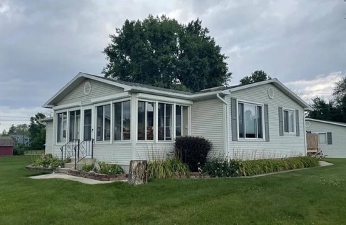Au Gres House | Riverside Retreat on the Au Gres River – Your Perfect Getaway!