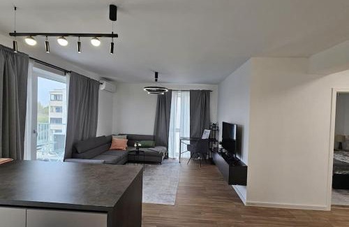 Targoviste Apartment | Riverside Retreat with a Beautiful View