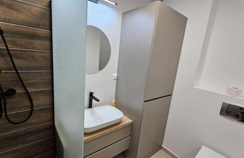 Targoviste Apartment | Riverside Retreat with a Beautiful View