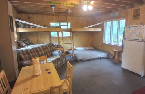 Lake Linden Cabin | Riverside Rustic Lodge -privacy/seclusion