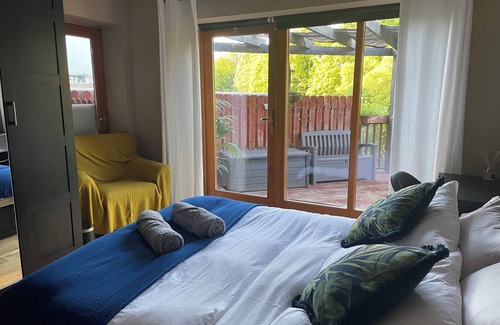 Chapelizod Apartment | Riverside Serene Getaway Studio - Enjoy Dublin’s Unique Studio by Phoenix park.