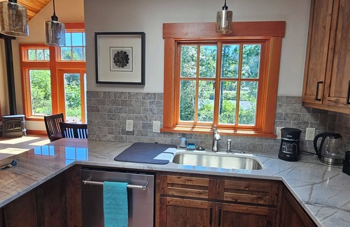 Vida Cottage | RiverSong - Charming McKenzie Riverside Guest House