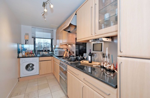 Central Aberdeen Apartment | RiverView-2Br-Sleeps4-CityCentre-Parking-FastWiFi