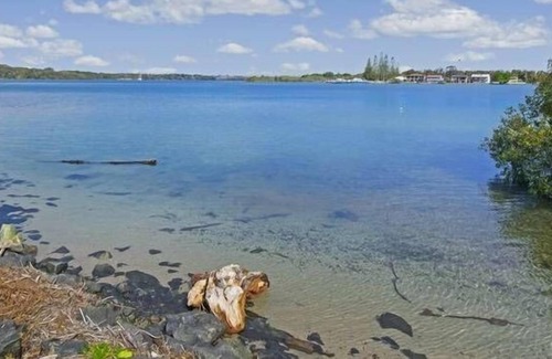 North Shore House | Riverview Cottage - Water Frontage - Family & Group centric!