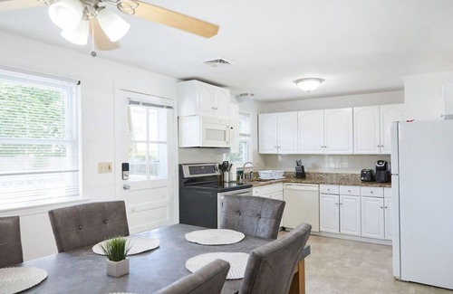 New London House | RIVERVIEW VILLA AT OCEAN BEACH: 5 QUEEN BEDS
