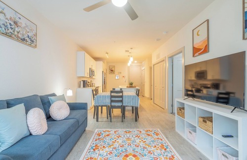 Downtown San Antonio Apartment | Riverwalk King Suite Apt Retreat with infinity pool Sofa Bed Gym & Free Parking
