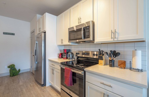 Downtown San Antonio Apartment | RiverWalk Top Floor City View Apt w/King Bed, Infinity Pool, Gym & Free Parking