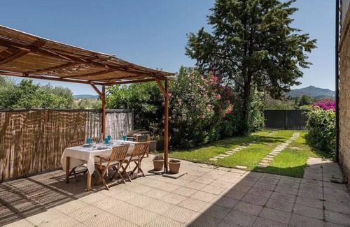 Capitana Apartment | Road to Villasimius seaside villa with garden and Jacuzzi
